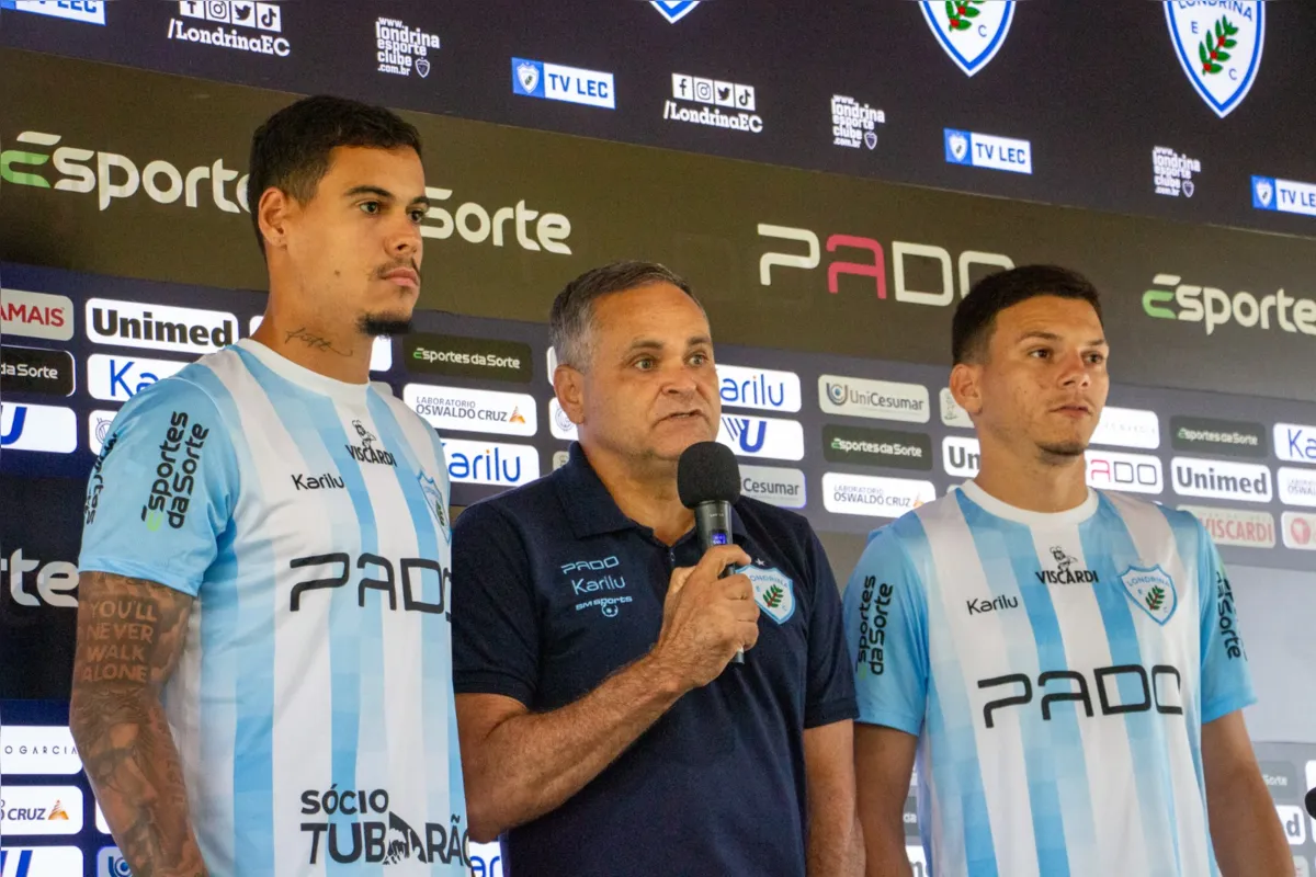 Zagueiro Luan Freitas e o lateral Marcos Pedro foram apresentados pelo diretor de futebol Claudio Canuto, na tarde de terça-feira, no CT da SM Sports