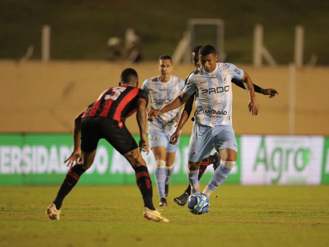 Imagem ilustrativa da imagem LEC derruba o Leão, volta a vencer após quatro jogos e respira