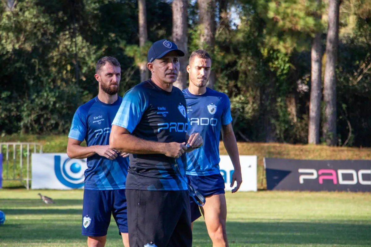 Técnico Eduardo Souza faz seu primeiro jogo no comando do LEC no Café e acredita na reação: "Vencer o líder mudaria totalmente o nosso ambiente"