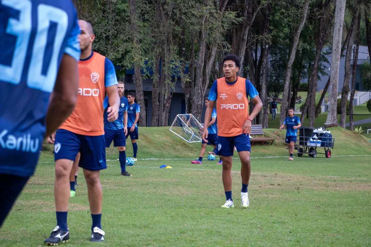 Aos 19 anos, Igor França (d) passou por Flamengo e Botafogo e deve estrear no time principal do LEC na quarta-feira