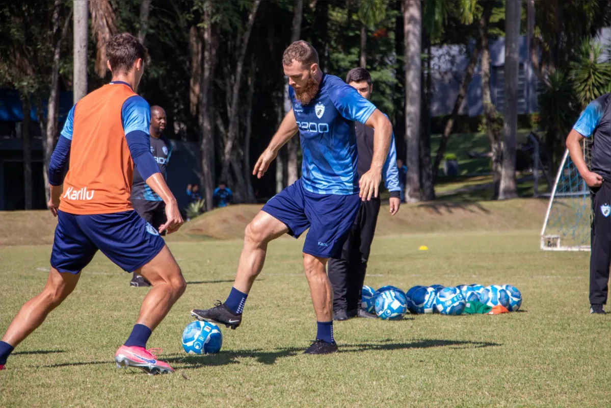 O centroavante Lucas Coelho finalmente pode estrear com a camisa do LEC a partir da retomada da série B, no dia 24