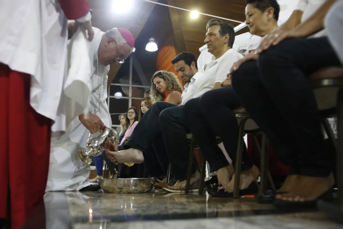 Além da demonstração da humildade de Jesus Cristo, o Lava-pés também marca a instituição do Sacerdócio e da Eucaristia