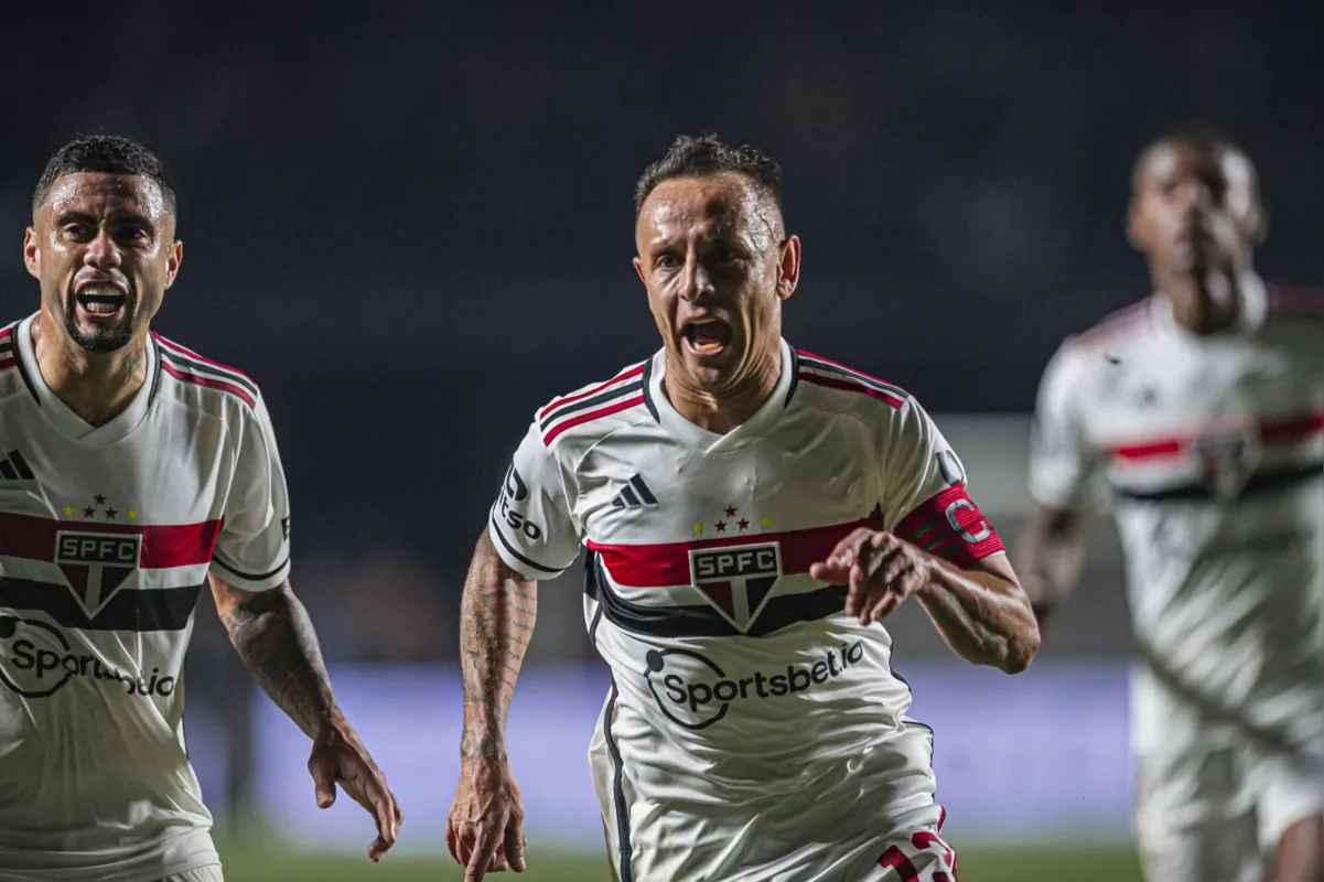 Rafinha comemora golaço feito diante do Palmeiras na quarta-feira que deixou o São Paulo a um empate da classificação na Copa do Brasil