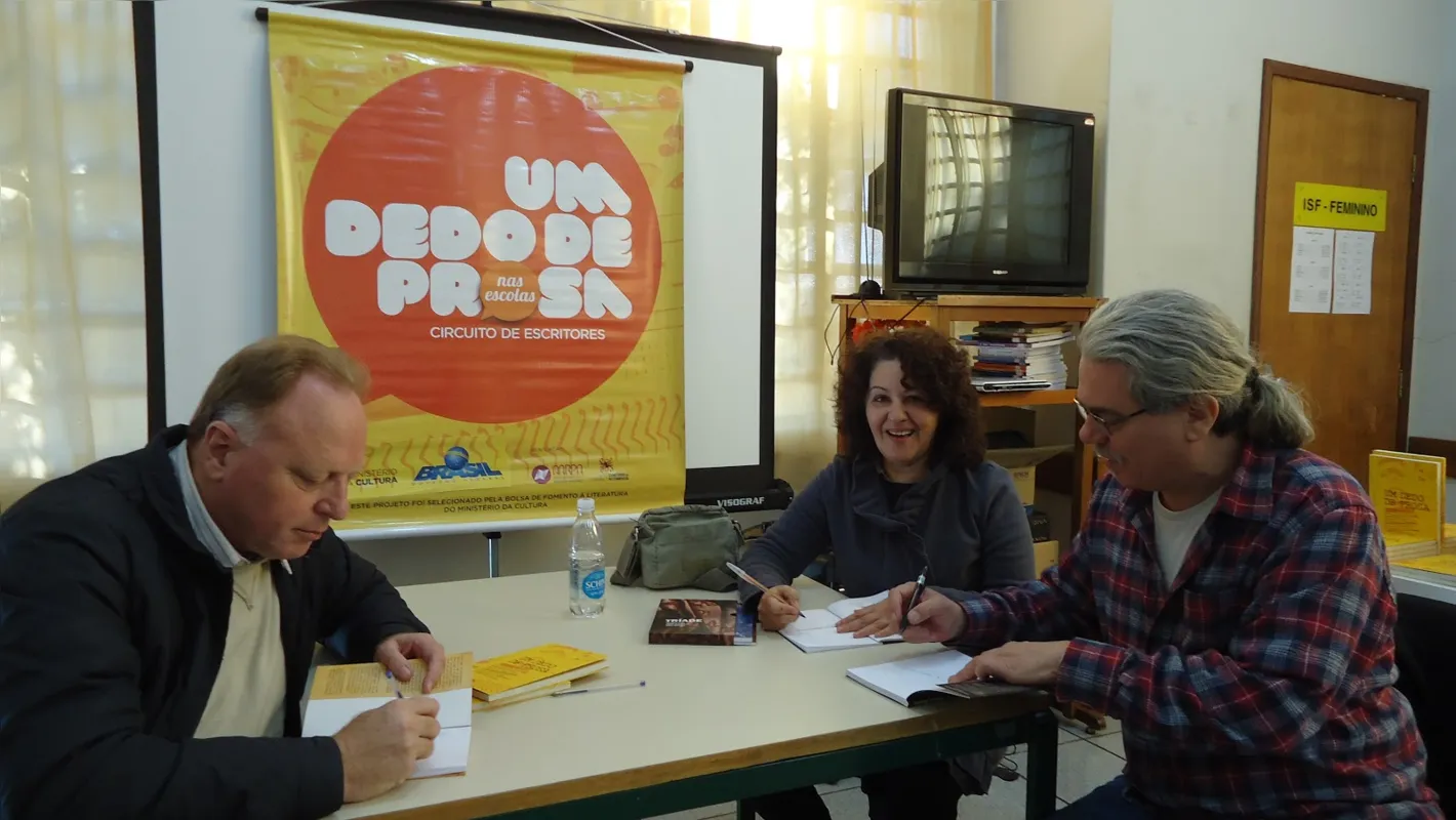 Os escritores Marco Antônio Fabiani, Edra Moraes e Herman Schmtiz no projeto Um Dedo de Prosa que leva autores e livros às escolas