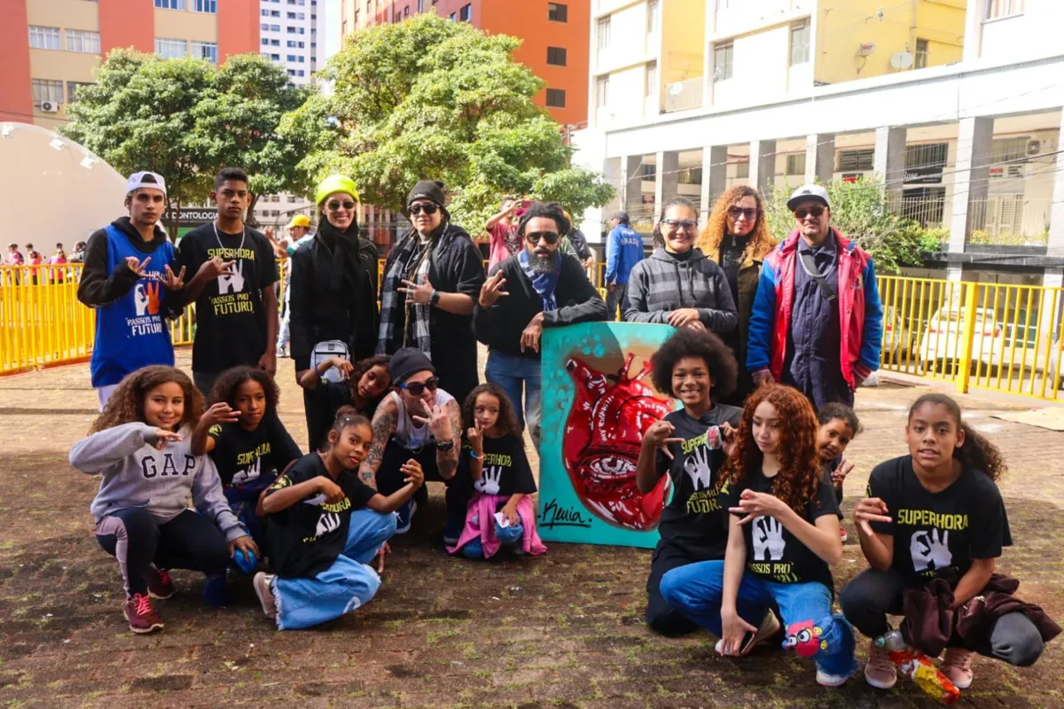 Leandro Palmerah, ao centro, criou o Favela Library de incentivo à leitura e em breve vai inaugurar a Biblioteca Preta, com apoio do Promic