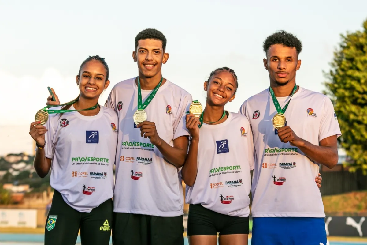 Júlia Ribeiro (primeira a esquerda) ao lado do time do revezamento 4 x 400 misto, com Elias Santos, Leticia Lopes e Paulo Romualdo