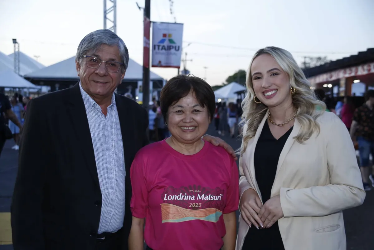 O vice-prefeito João Mendonça, Mity Shiroma, da organização do Londrina Matsuri, e Giovana Oliveira, assessora especial da Itaipu Binacional