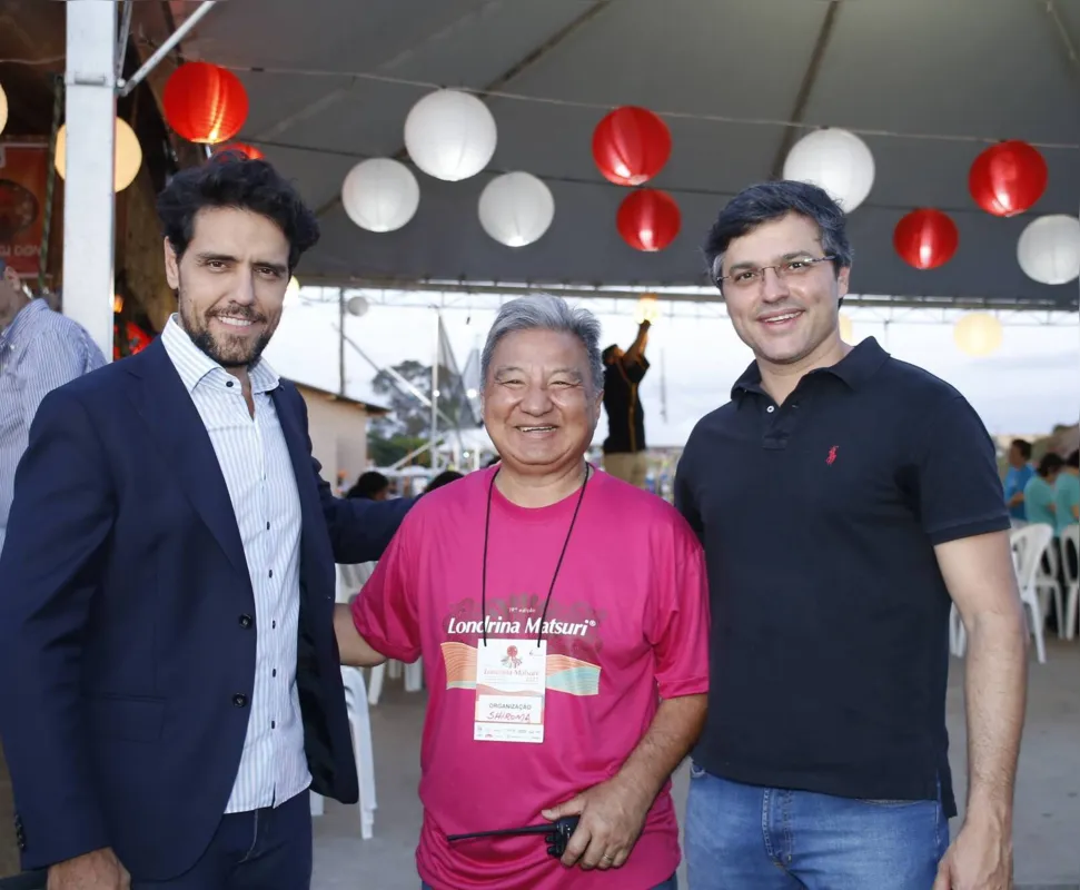 O tenor Thiago Arancam, que entoou o hino nacional, na abertura do Londrina Matsuri, com Luiz Shiroma, da organização do evento, e Antônio Amaral Jr.