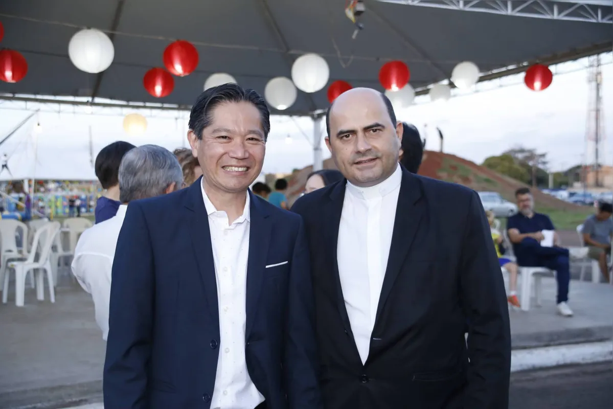 O vereador Eduardo Tominaga com Padre Emanoel José de Paula, da Paróquia nipo-brasileira