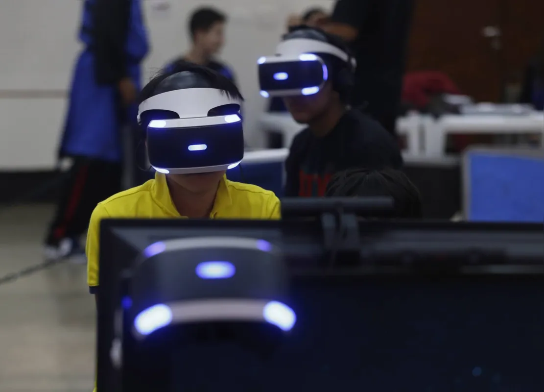 Com óculos de realidade virtual, o público jovem faz da tecnologia uma parte da diversão