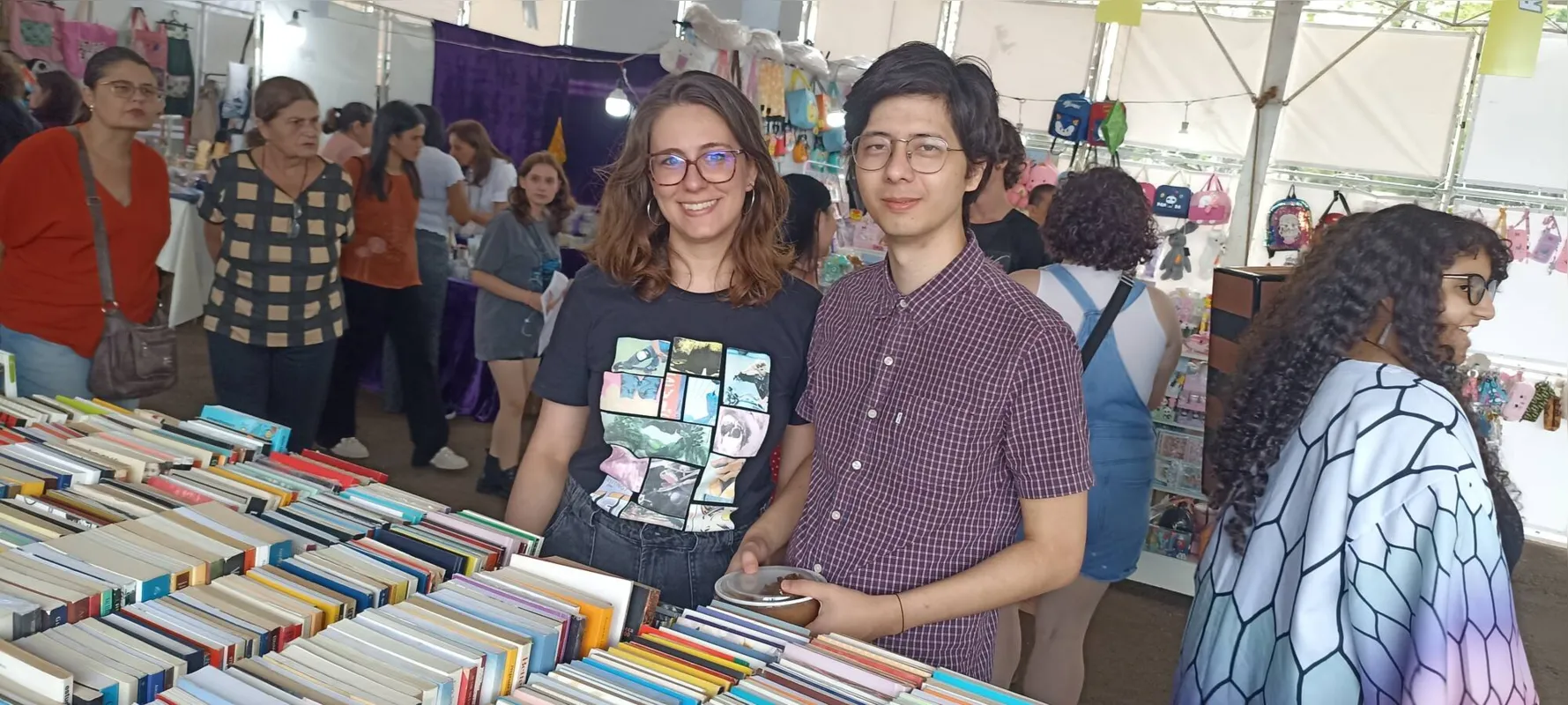 Os doutorandos em Física Gustavo Massao e Giovanna Pimenta na livraria Sol Nascente: espaço aprovado pelo público no Londrina Matsuri