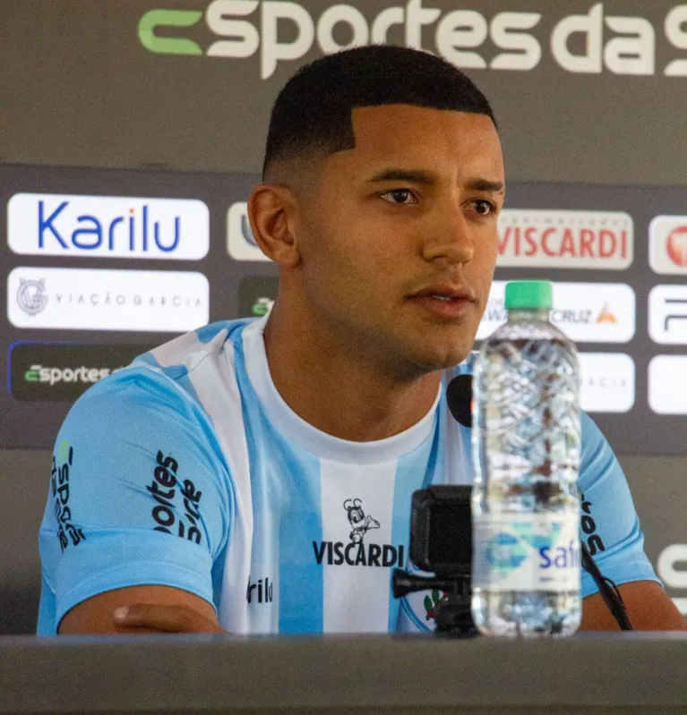 Zé Vitor desembarcou nesta quarta-feira no Londrina; Centroavante, que chega por empréstimo do Vasco, estava atuando no futebol de Portugal