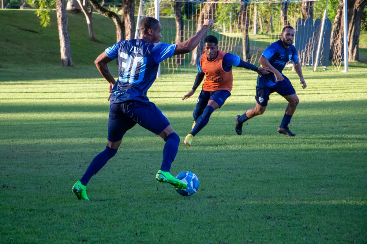 Atacante Vitor Feijão (colete) foi um dos primeiros reforços apresentados pelo LEC e espera regularização da documentação para estrear na Série B
