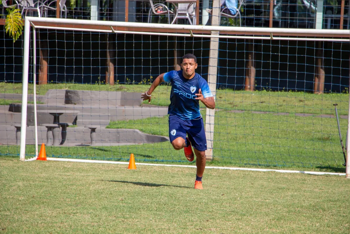 Reforço neste meio de temporada, o centroavante Zé Vitor ainda não marcou com a camisa do LEC e já tem recebido críticas por parte da torcida