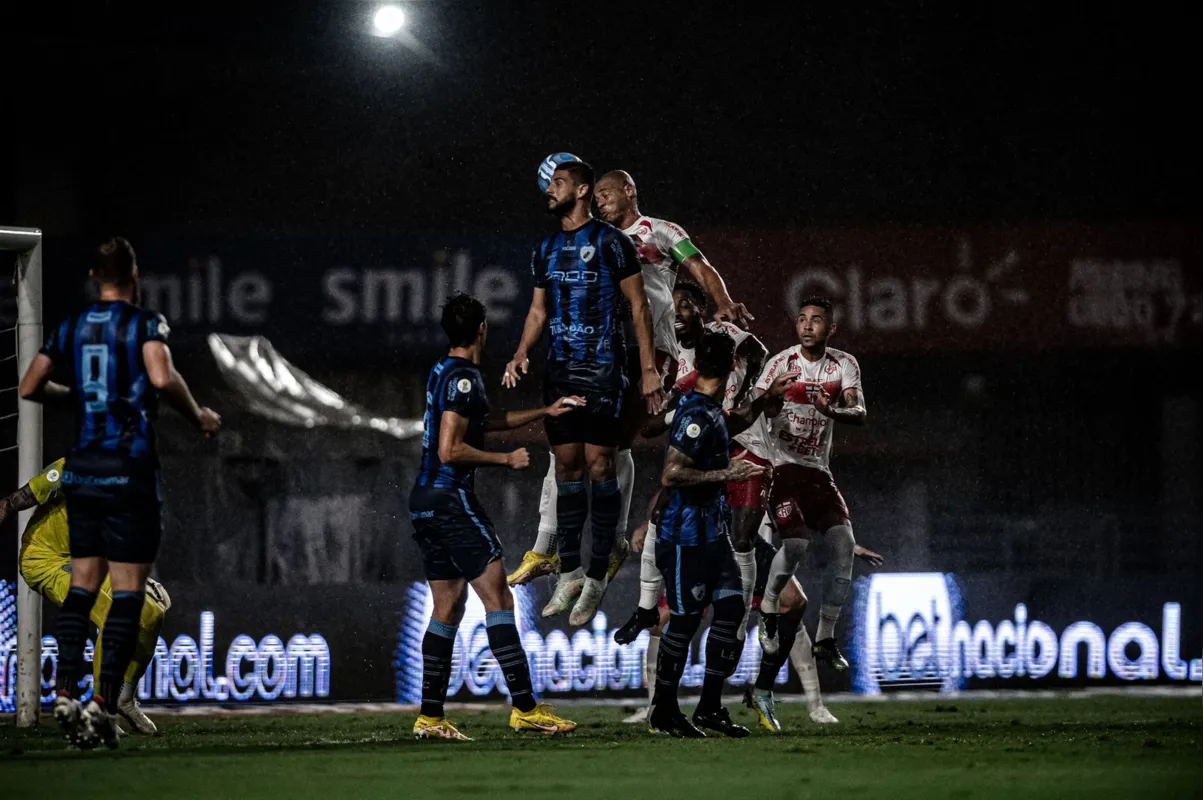 Imagem ilustrativa da imagem Londrina perde em Maceió e completa oito jogos sem vencer na Série B