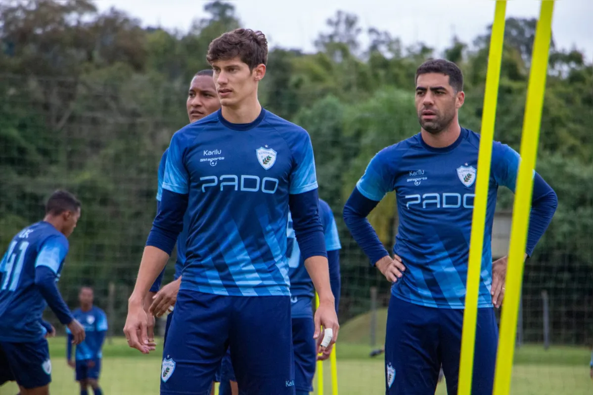 Com Salomão machucado e sem outra opção para o setor, Guilherme Lacerda tem jogado improvisado na lateral-esquerda