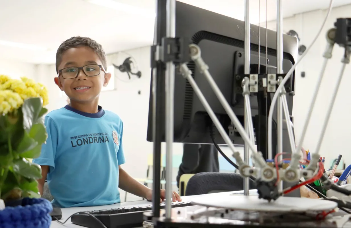 Loan Renato Alves de Almeida, da Escola Municipal Professor Hévio Esteves, 6 anos,  demonstra facilidades com números e cores, além de ter um discernimento diferenciado