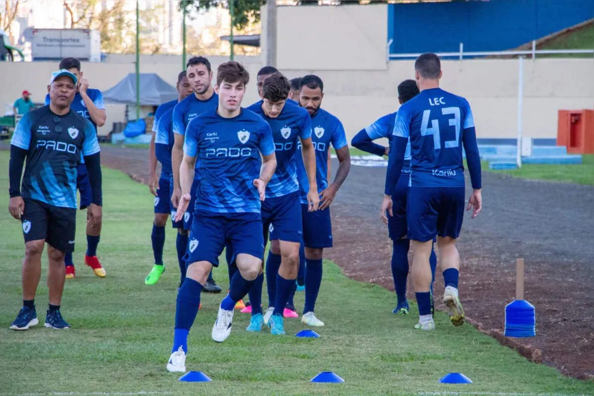 O técnico Alexandre Gallo realizou na tarde de domingo (30), no Café, o único treinamento antes do duelo, para arrumar defesa e o meio-campo