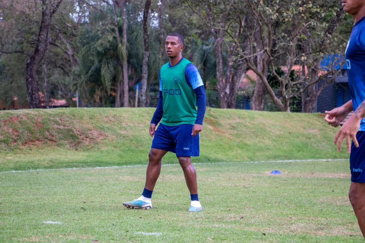 O atacante Iago Dias volta ao LEC após cumprir suspensão; Tubarão fará confronto direto nesta quarta-feira contra a Chapecoense, no Café
