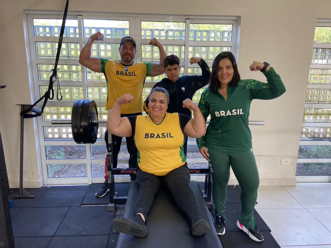 Márcia Menezes (sentada) ao lado de integrantes da equipe de halterofilismo do Instituto Brasil Round