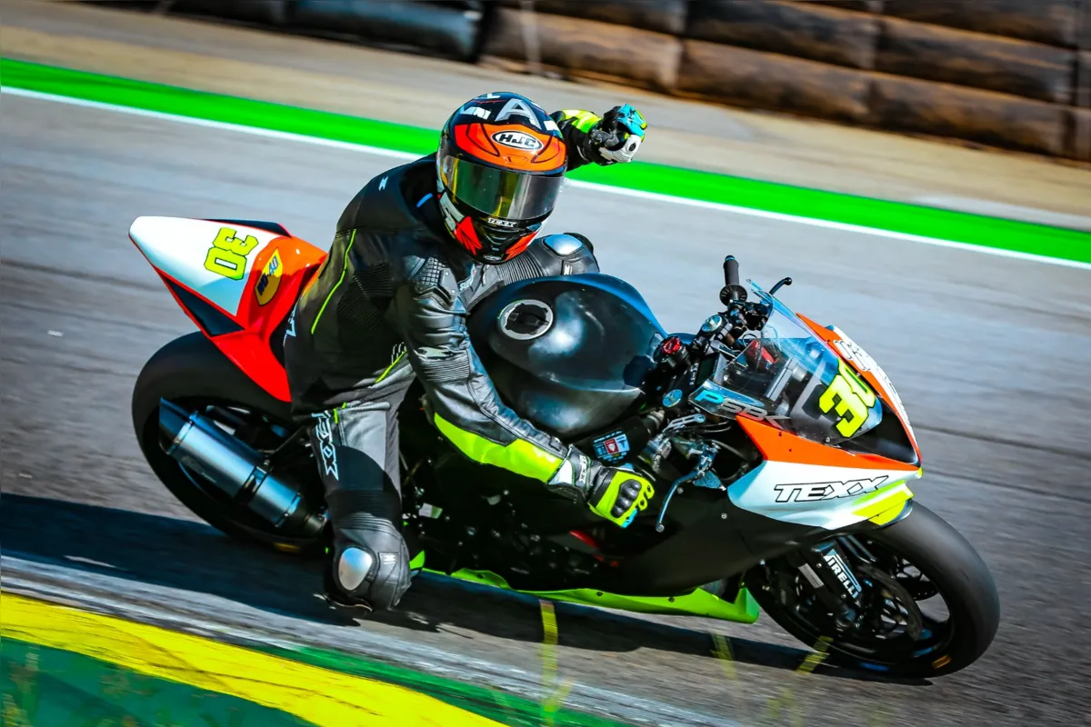Imagem ilustrativa da imagem Londrinense vence em Interlagos e lidera SuperBike Brasil
