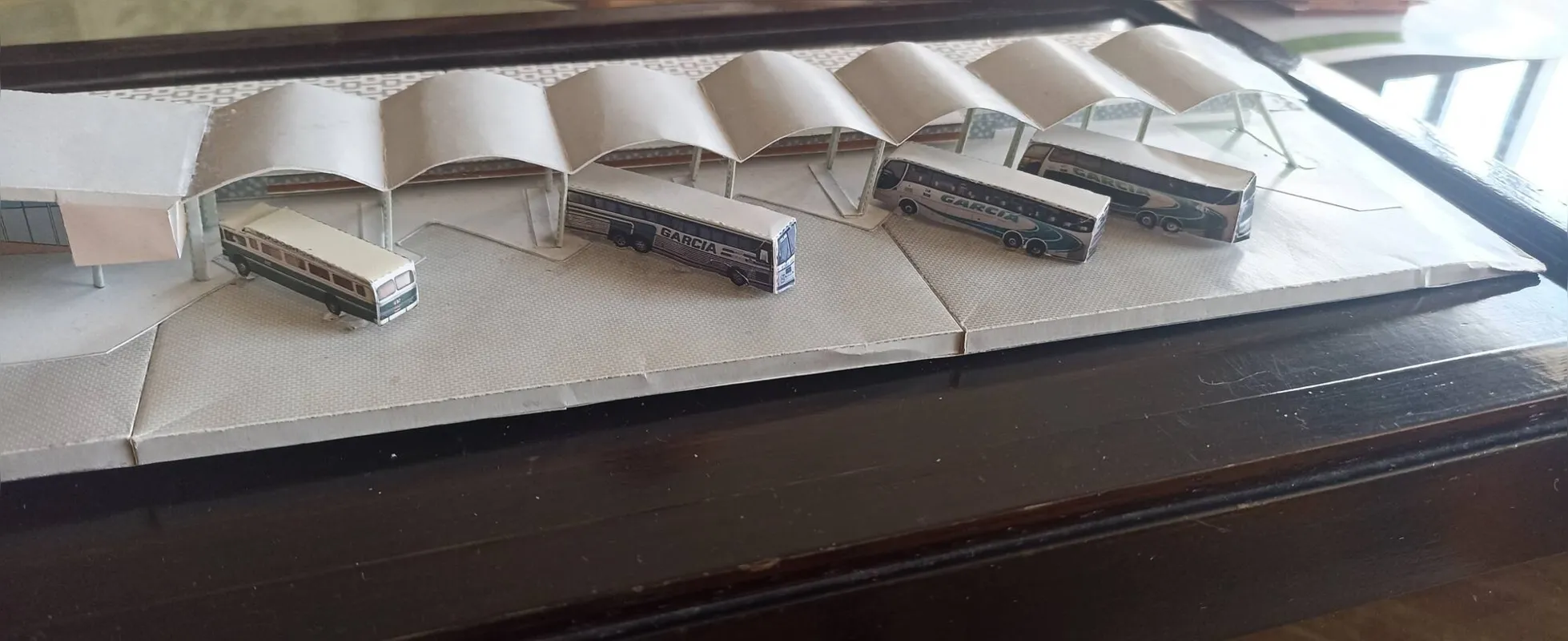 Maquete do Museu de Arte de Londrina: papel moldado por Luis Parellada Ruiz com habilidade