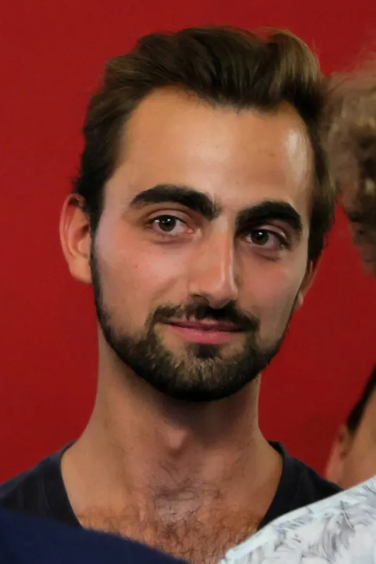 Henri, de 24 anos, viaja pelo país visitando catedrais