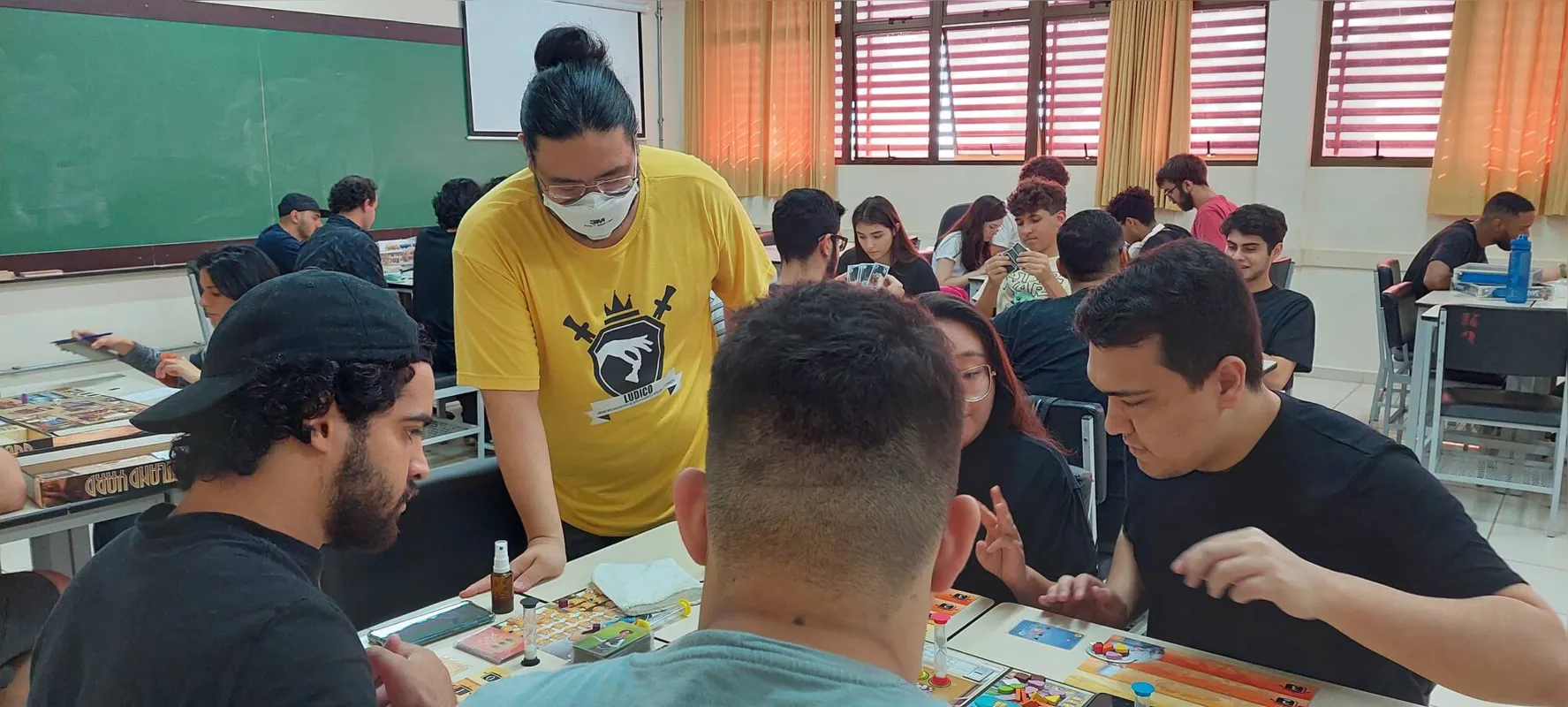 Professor Maurício Takano (de amarelo): “A sociedade ainda tem esse preconceito de achar que o adulto não pode mais brincar ou jogar"