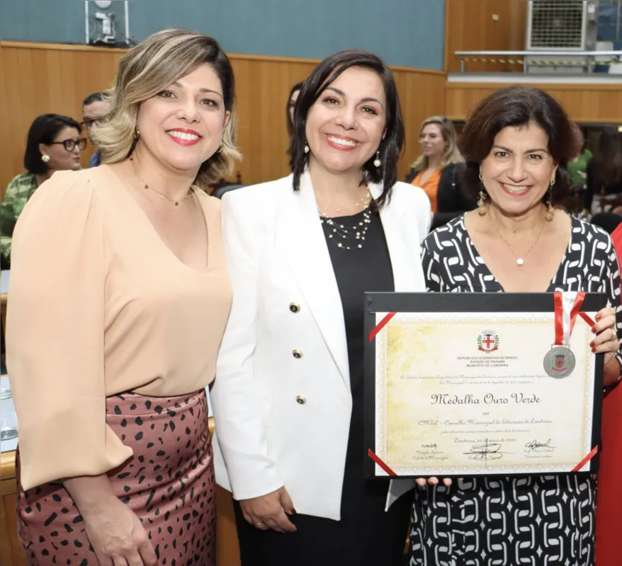Mirna de Cássia Guilherme Gentile com Flávia Cabral e Ângela Pereira Teixeira Victória Palma