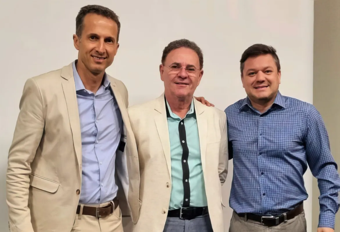 Imagem ilustrativa da imagem Médicos aplaudidos no palco