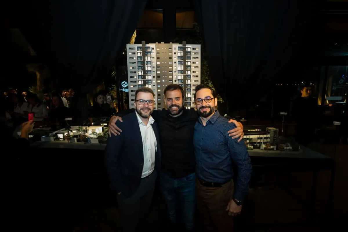 Breno Prestes entre os arquitetos Juliano Nowak e Tiago Pinheiro, da Planos Arquitetura: eles assinam o projeto arquitetônico e de paisagismo do Home 433