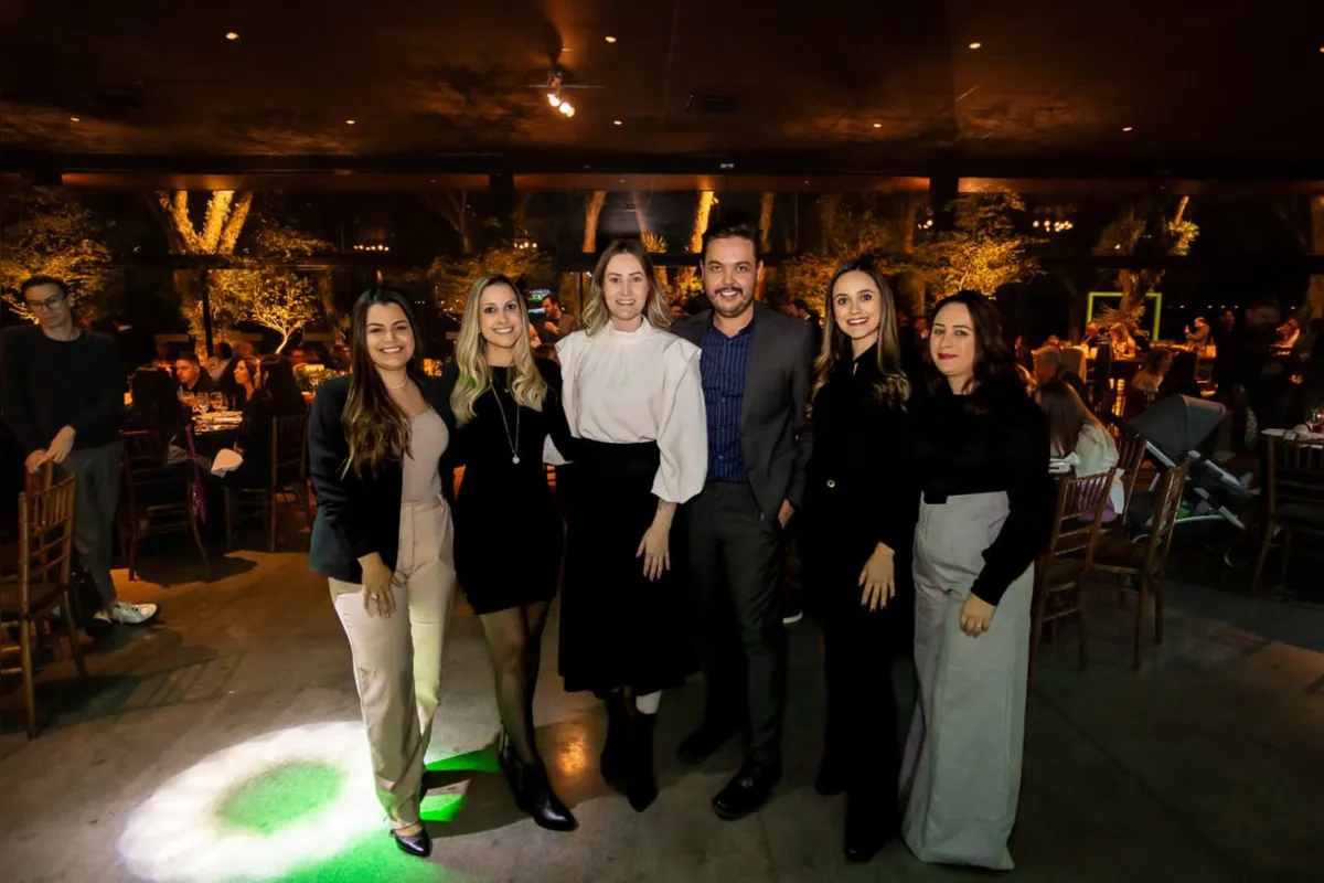 Sarah Cunha com a gerente de desenvolvimento imobiliário da Prestes, Daniele Giraldi, mais a coordenadora de marketing da Prestes, Giovana Janz; o arquiteto Felipe Rossi, que assina o decorado do Home 433; Bárbara Carvalho e a gerente de marketing da Prestes Construtora Luana Johnson