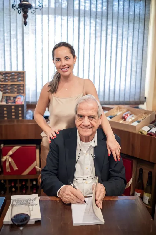 Dr. Luis e a esposa, Jaqueline Reis: ela cuidou de toda a organização