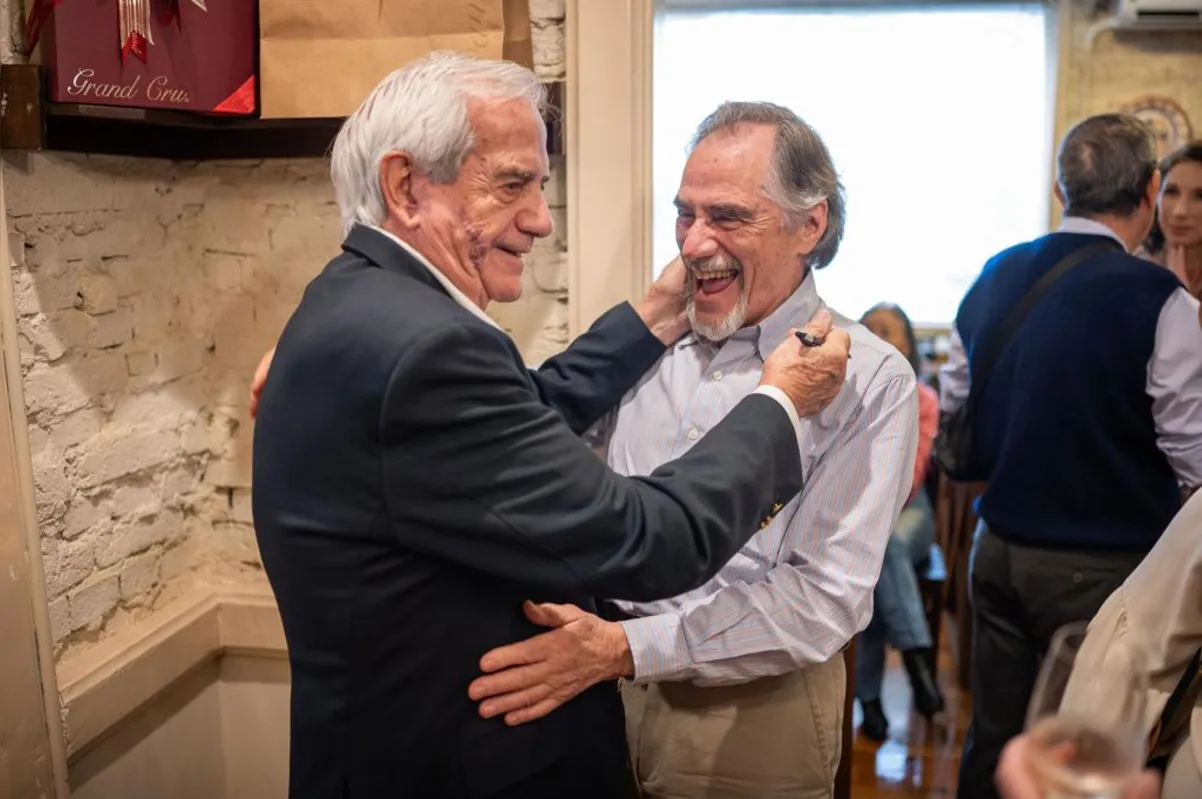O abraço no amigo maestro Norton Morozowicz
