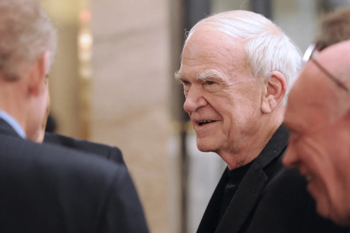 Milan Kundera morava na França desde que  emigrou da ex-Tchecoslováquia em 1975