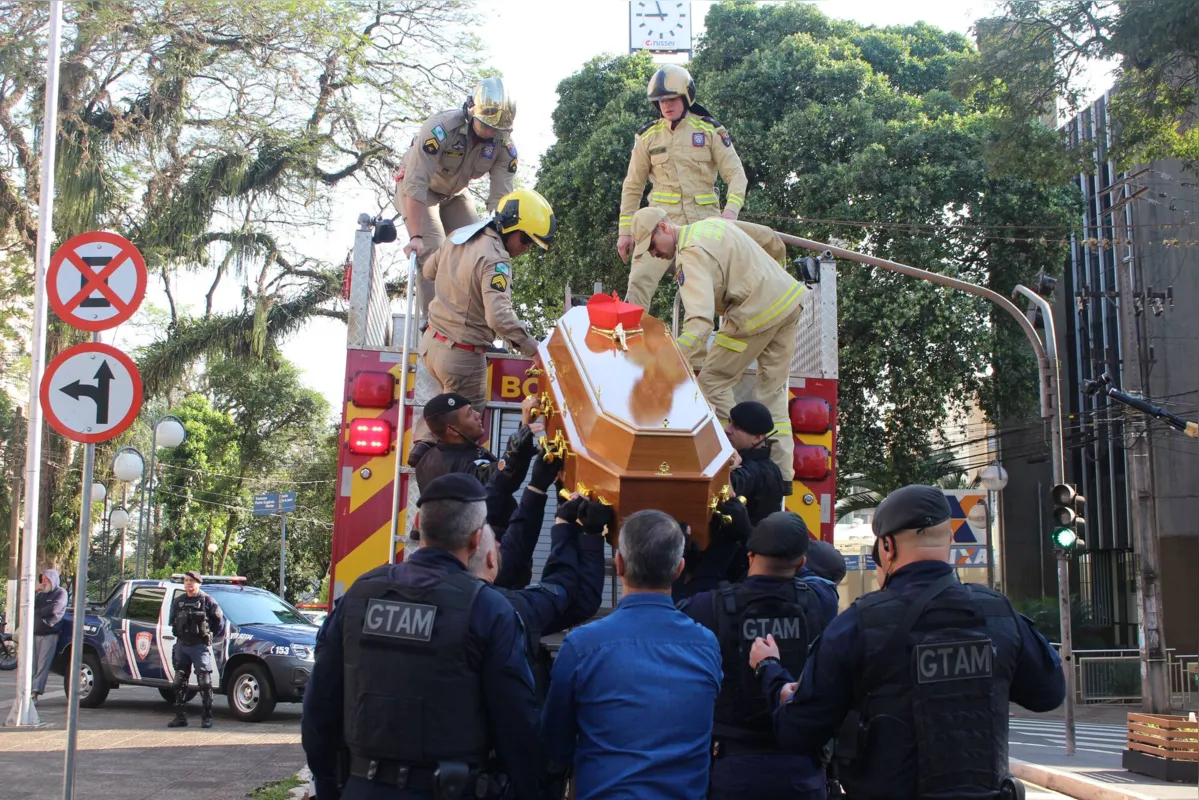 Caixão com o corpo de dom Geraldo chega à igreja após ser  conduzido por um caminhão do Corpo de Bombeiros