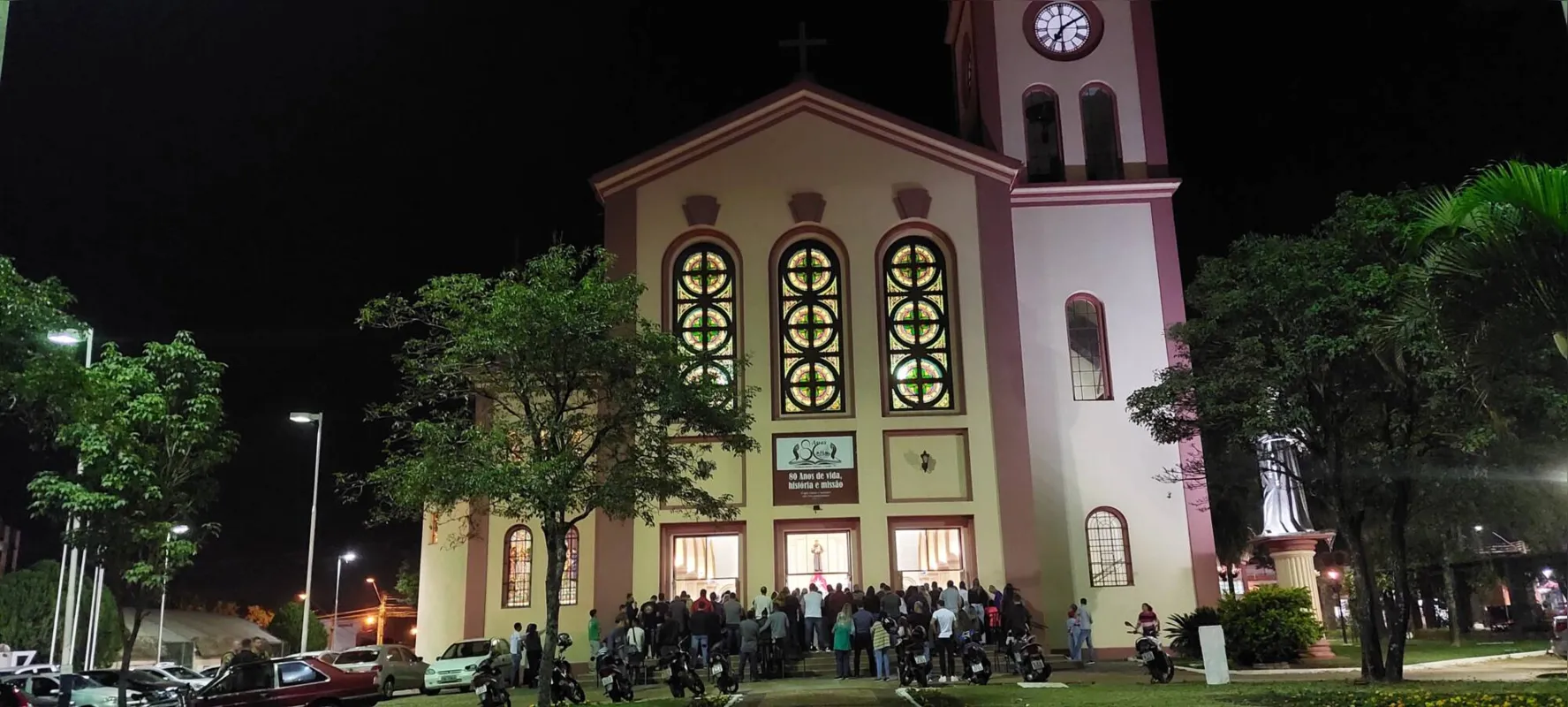 Imagem ilustrativa da imagem Missa em homenagem a Karoline e Luan lota Paróquia Santo Antônio