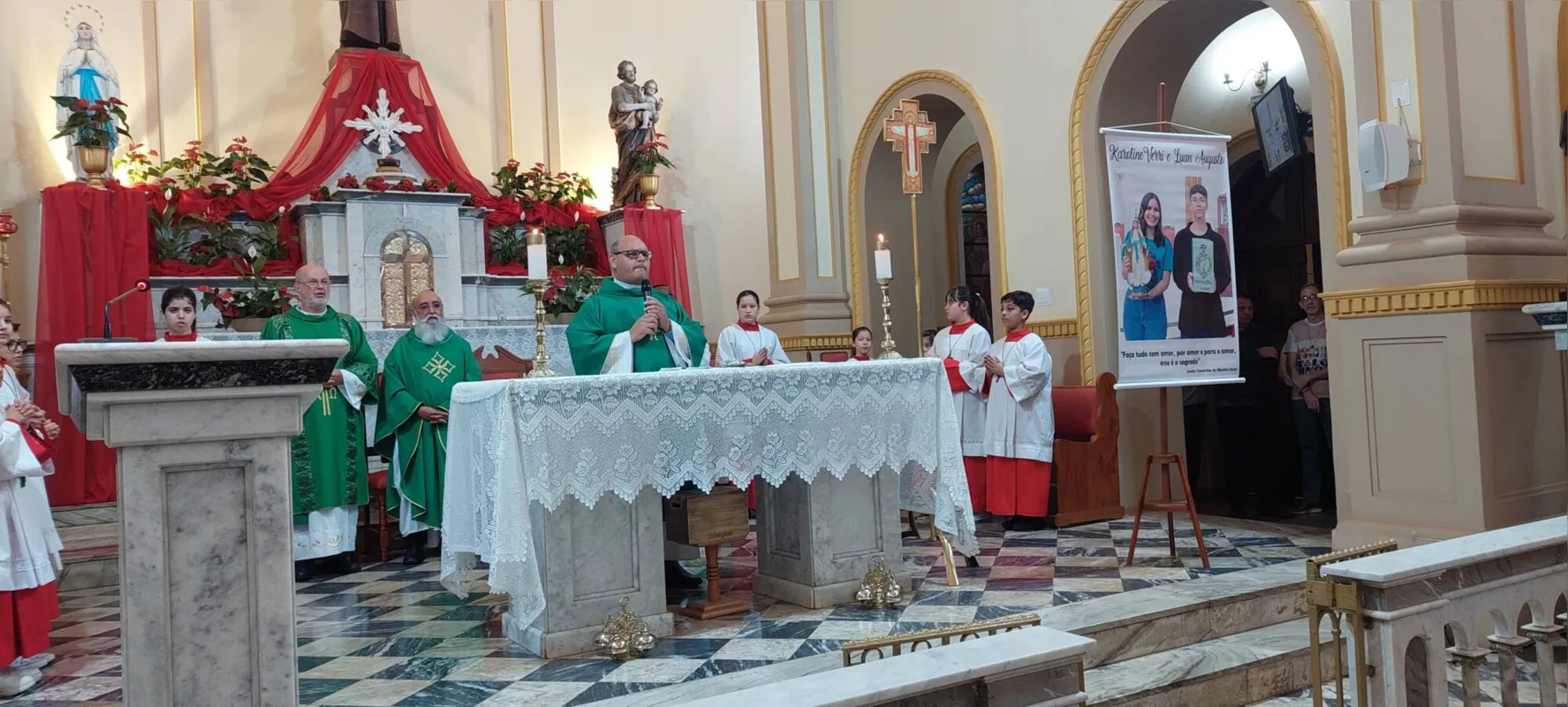 Imagem ilustrativa da imagem Missa em homenagem a Karoline e Luan lota Paróquia Santo Antônio