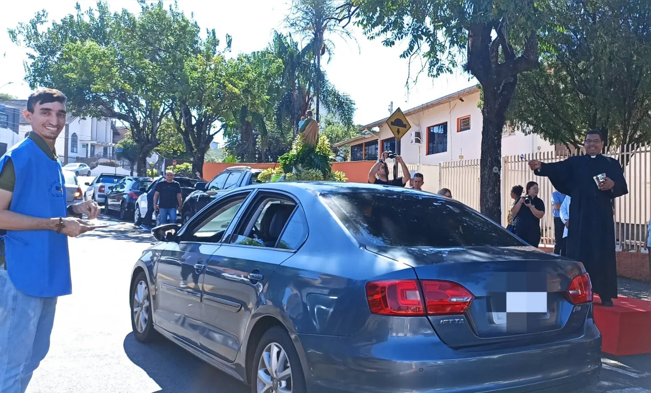Benção de carros atraiu fieis à paróquia no dia 1º de Maio