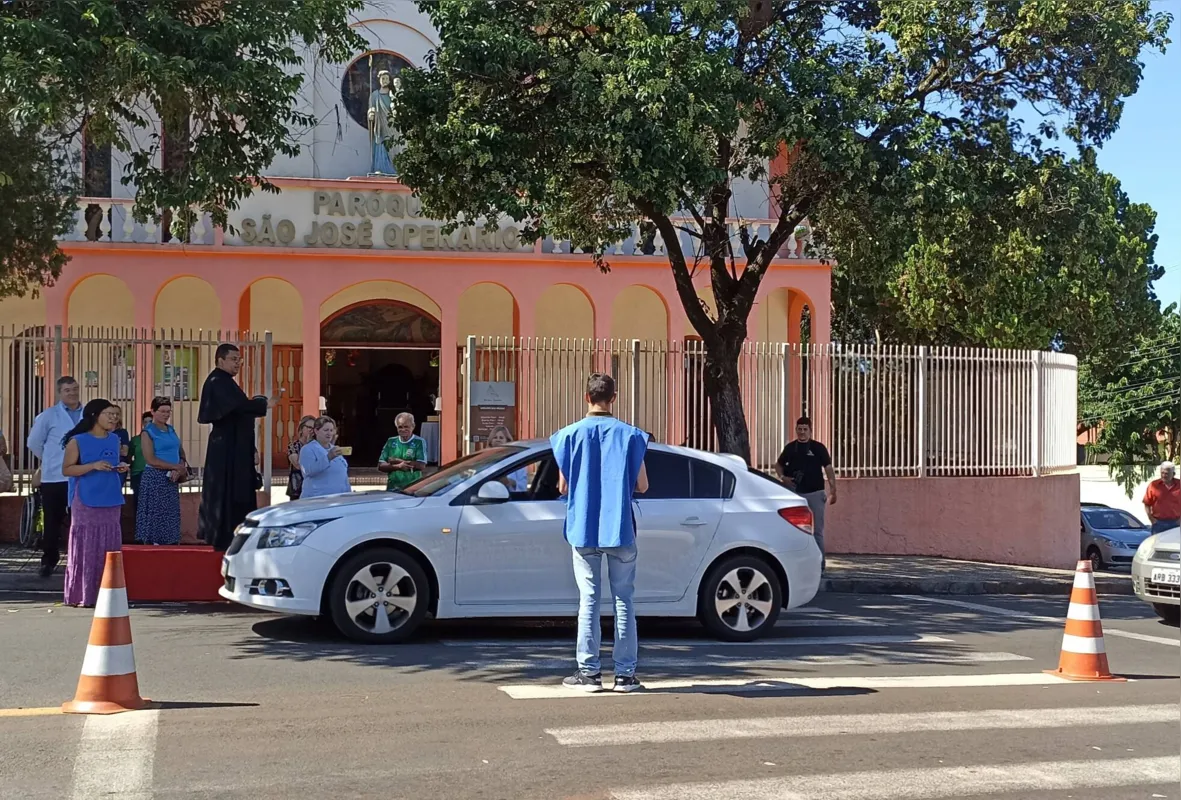Benção com água benta e medalhas do padroeiro para proteção dos trabalhadores