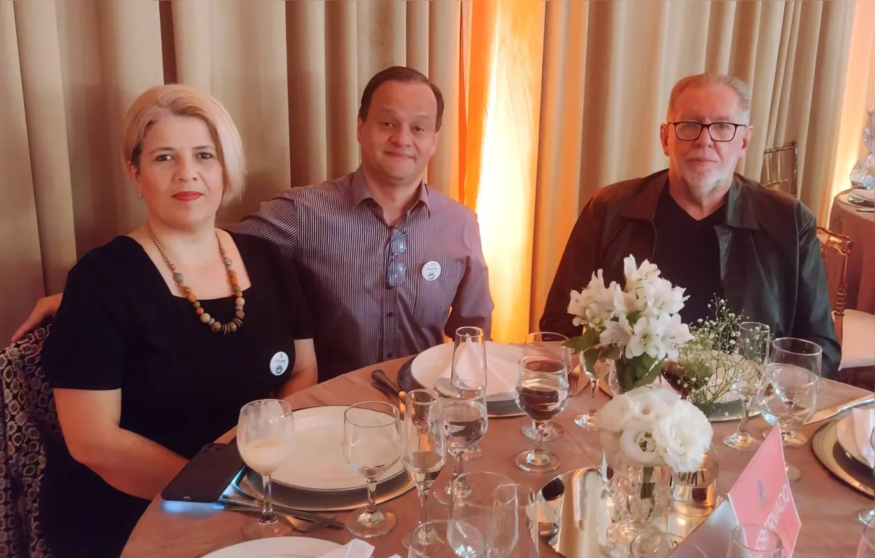 Os representantes da Exactus, Marcelo Tonelo e sua esposa Kelsen, com   Guilherme Smijtink.