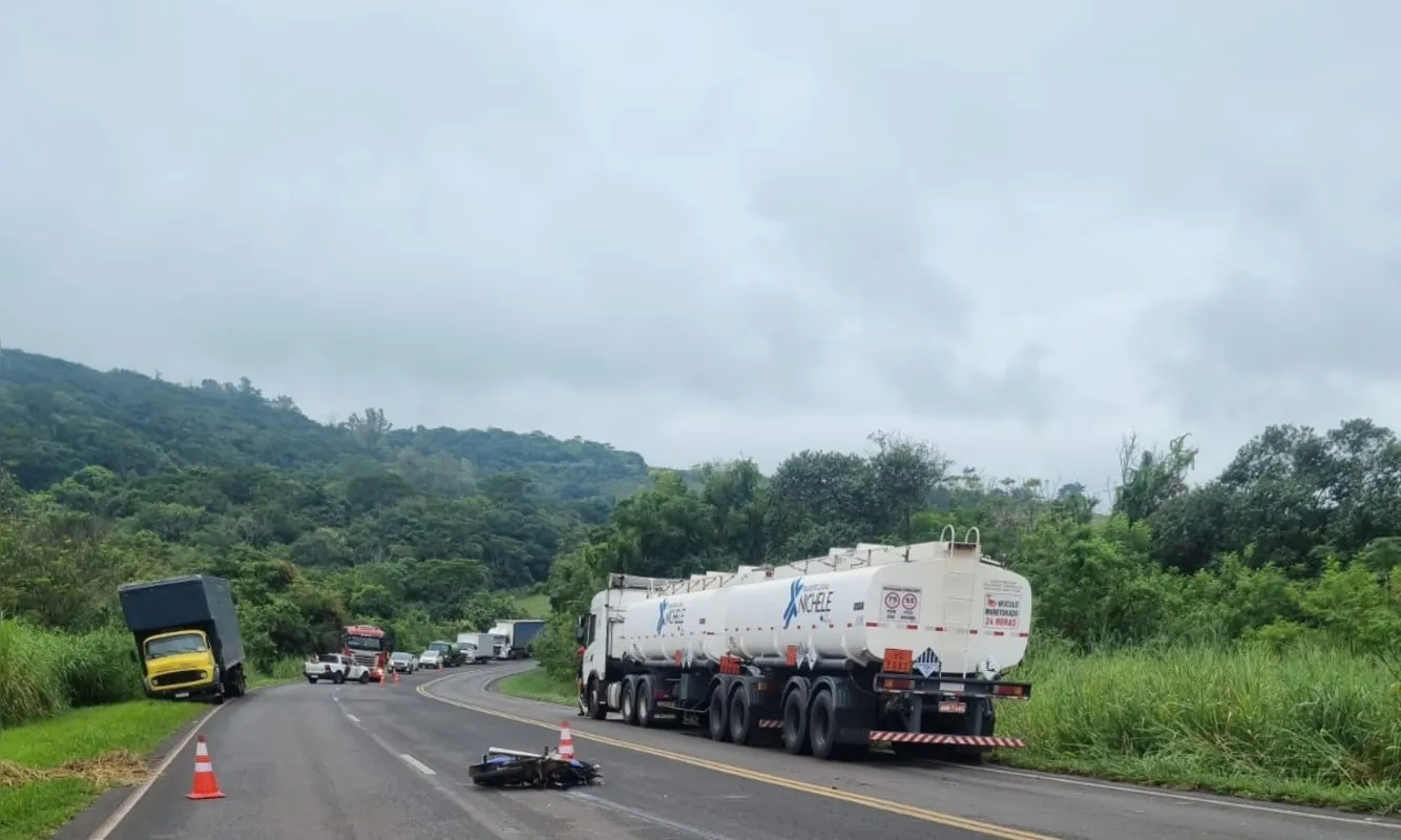 Segundo a PRE (Polícia Rodoviária Estadual), uma motocicleta Honda/CG 150 e um caminhão modelo Scania colidiram frontalmente na altura do Km 44,8 da rodovia