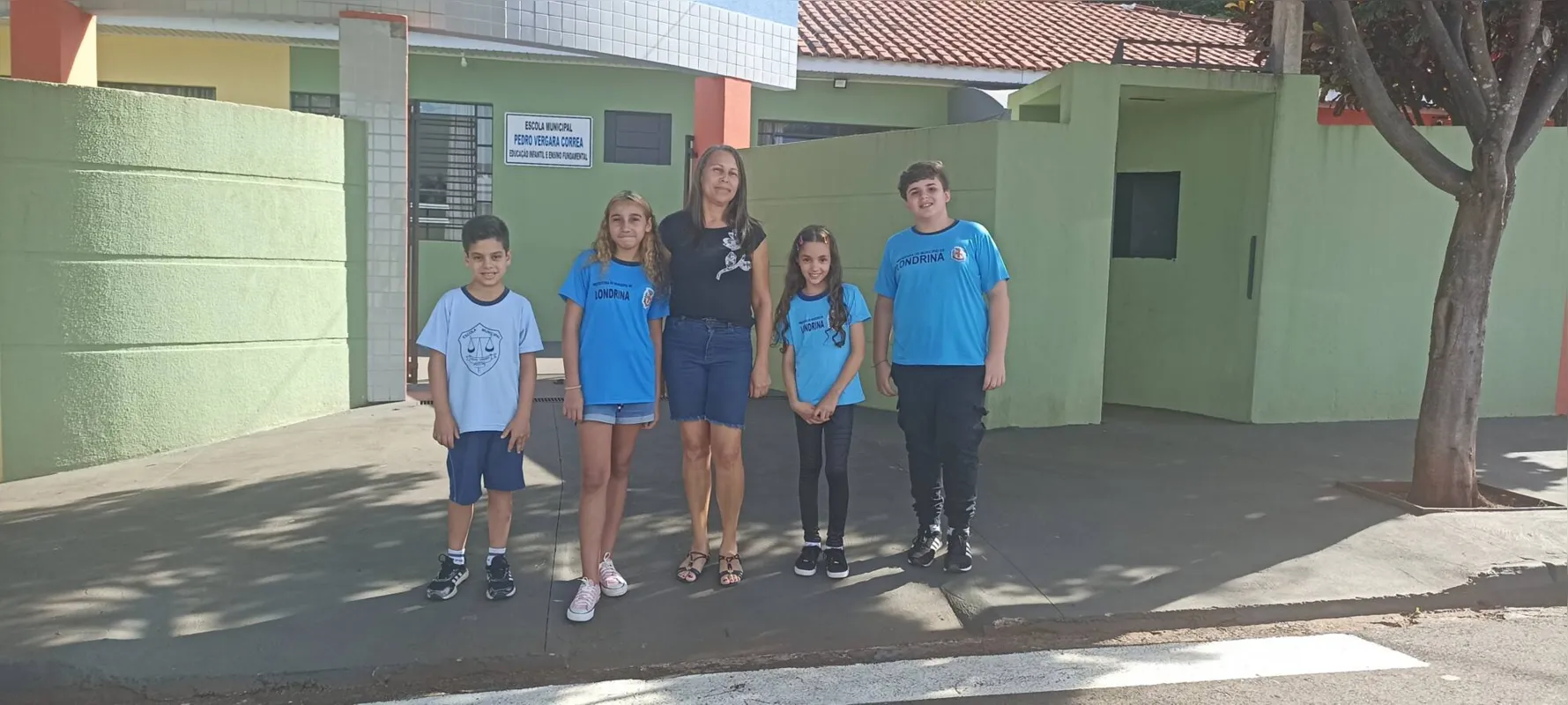 Travessia segura: Eduardo dos Santos Cunha, Kamilly Vitória de Lemos Dias, a diretora Simonia Aparecida de Oliveira, Eduardo dos Santos Cunha e João Pedro da Silva Fonseca, da Escola Municipal Pedro Vergara ,Corrêa aprendem sobre as regras no trânsito