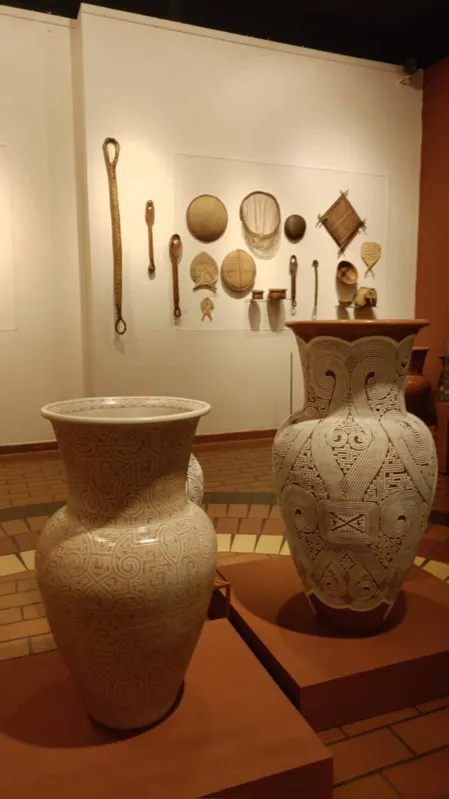 A exposição conta com diversos utensílios domésticos e de caça utilizados pelos povos indígenas