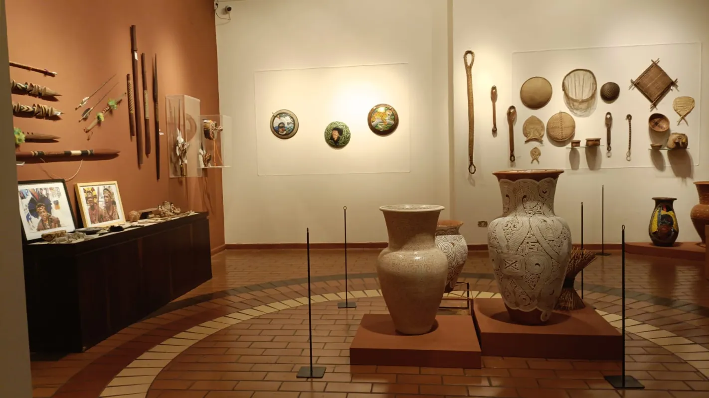 A exposição conta com diversos utensílios domésticos e de caça utilizados pelos povos indígenas