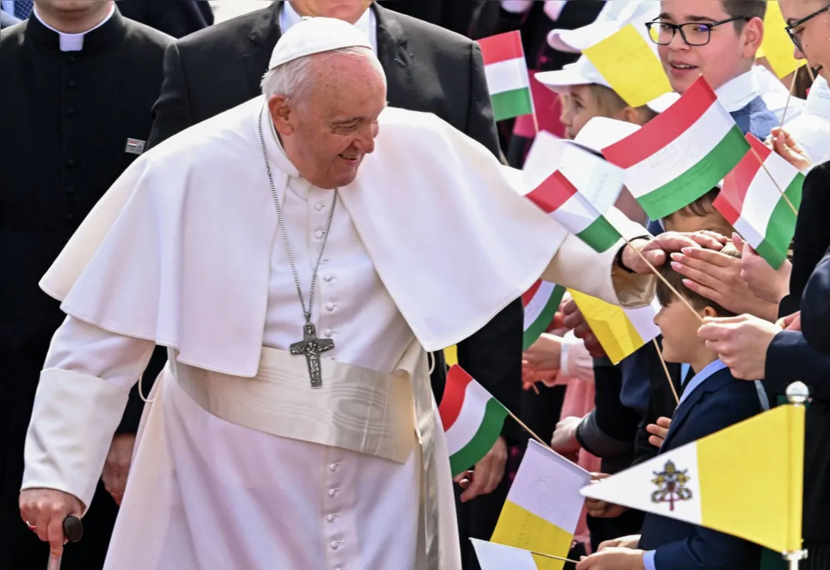 O pontífice argentino foi recebido por uma multidão de fiéis na capital húngara, Budapeste