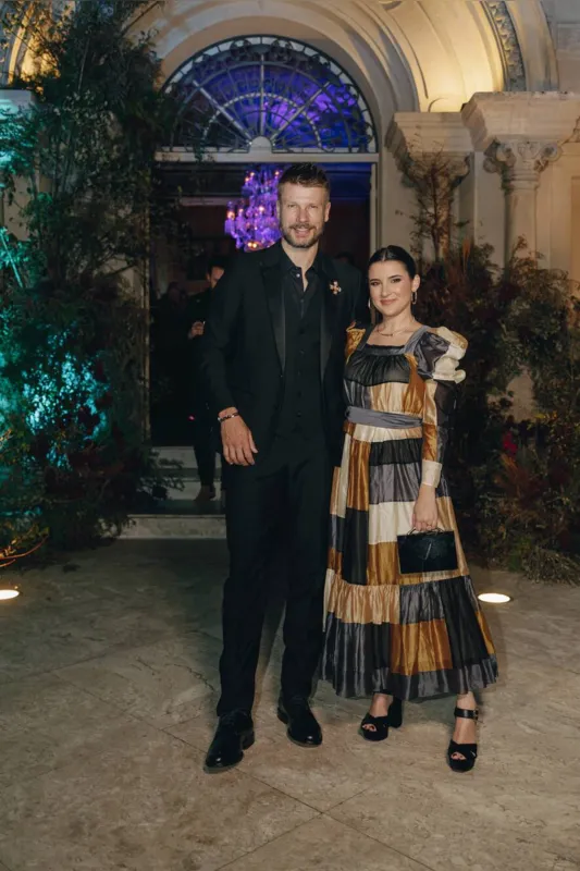 Rodrigo Hilbert e a coordenadora de PR e Comunicação da Tiffany & Co., Renata Leite