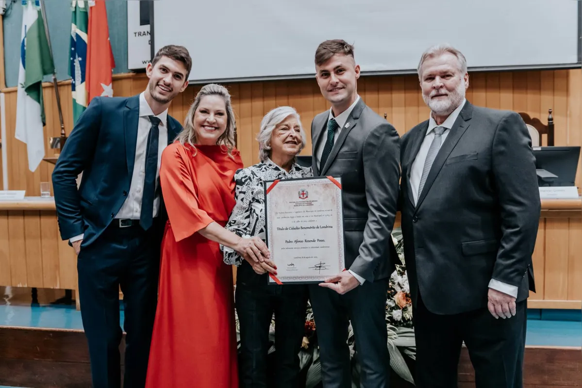 Rezende com o irmão, João Vitor, os pais, Joelma e Marcos Posso e a avó, Idelma Rezende