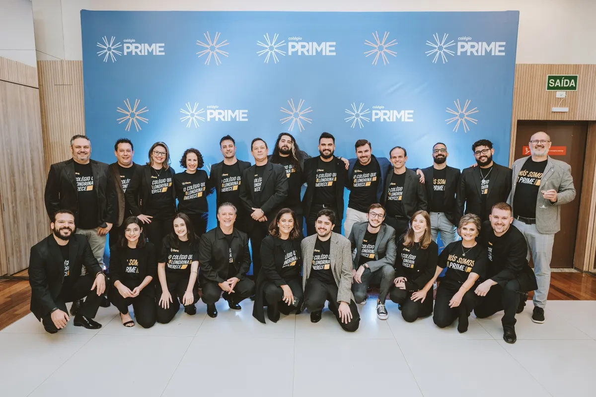 Equipe do Colégio Prime celebra o lançamento