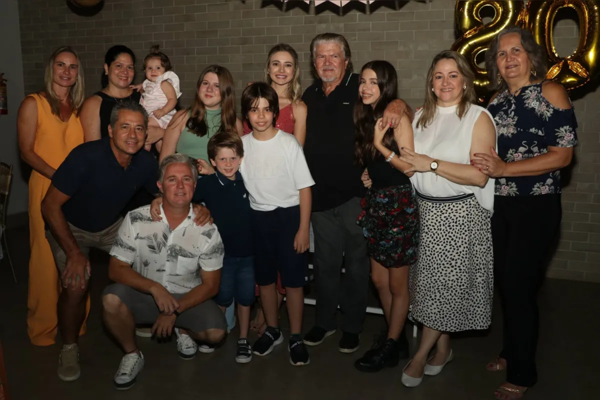 O aniversariante com e sua entusiasmada família
